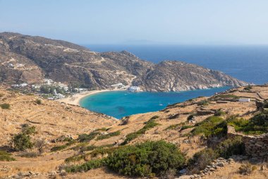 Sahil şeridi ve Mylopotas Sahili manzarası. Tepeler var. Ios Adası, Yunanistan.