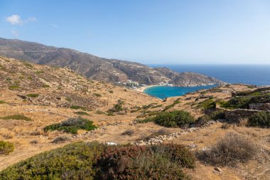 Sahil şeridi ve Mylopotas Sahili manzarası. Tepeler var. Ios Adası, Yunanistan.