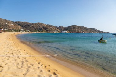Mylopotas Sahili, Ios Adası, Yunanistan - 20 Eylül 2020: tekneler Mylopotas sahiline demirledi. Ios 'taki en popüler plajlardan biri..