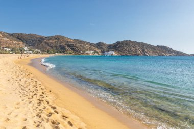 Mylopotas Sahili, Ios Adası, Yunanistan - 20 Eylül 2020: insanlar sahilde güneşleniyor ve denizde yüzüyorlar. Ios 'taki en popüler plajlardan biri..
