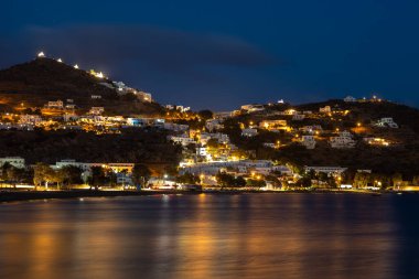 Chora, Ios Adası, Yunanistan 19 Eylül 2020, Chora manzarası, geceleri eski kasaba. Tepedeki küçük şapeller. Güzel aydınlatma.