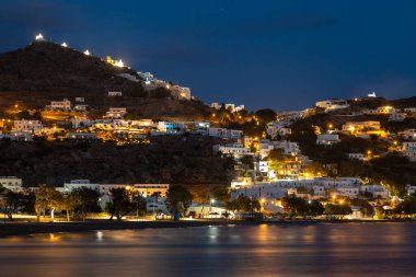 Chora, Ios Adası, Yunanistan 19 Eylül 2020, Chora manzarası, geceleri eski kasaba. Tepedeki küçük şapeller. Güzel aydınlatma.