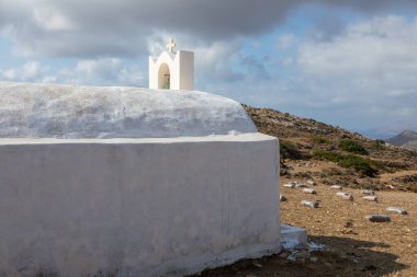 Yunanistan 'ın Ios adasının kuzey kesimindeki tepelerde geleneksel beyaz şapel.
