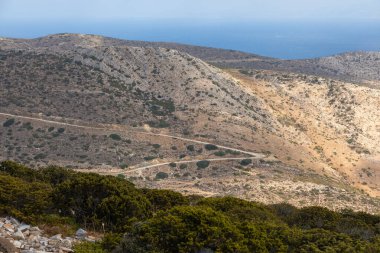 Dağ manzarası, dolambaçlı yol. Arka planda deniz. Ios Adası, Yunanistan.