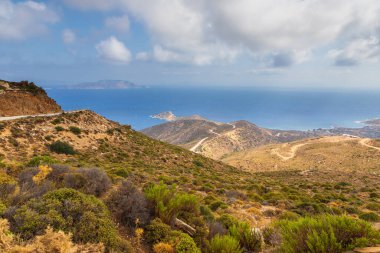 Dağ manzarası, dolambaçlı yol. Arka planda deniz. Ios Adası, Yunanistan.