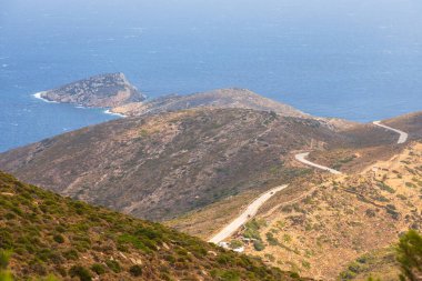 Dağ manzarası, dolambaçlı yol. Arka planda deniz. Ios Adası, Yunanistan.