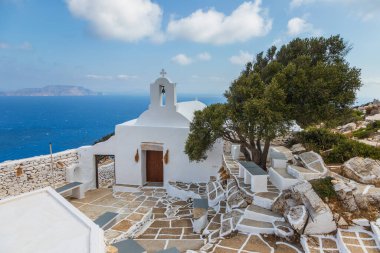 Palaiokastro Kalesi 'nin içindeki Panagia Paleokastritsa Kilisesi' nin küçük manzarası. Ios Adası, Yunanistan.