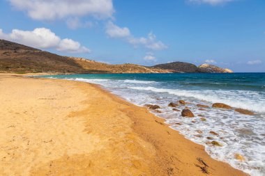 Ios Ios 'un doğu kıyısındaki Psathi Plajı manzarası. Yunanistan.