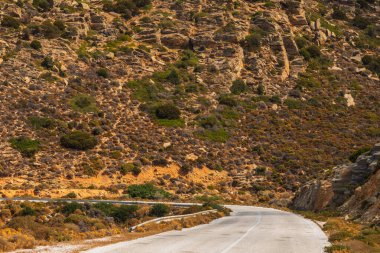 Yunan dağlarındaki manzara manzarası, asfalt yolu, Ios Adası, Cyclades Takımadası, Avrupa.