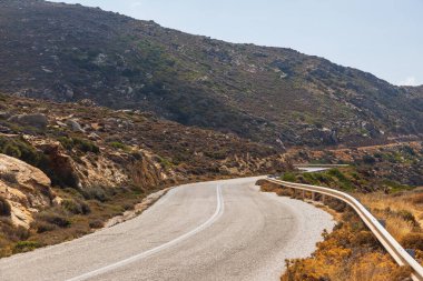 Yunan dağlarındaki manzara manzarası, asfalt yolu, Ios Adası, Cyclades Takımadası, Avrupa.