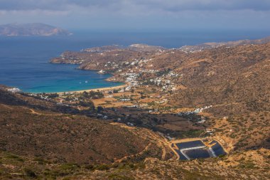 Chora manzarası, karakteristik beyaz binaları ve kıyı şeridi olan eski bir kasaba, dağ çevresi..