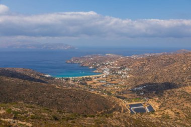 Chora manzarası, karakteristik beyaz binaları ve kıyı şeridi olan eski bir kasaba, dağ çevresi..