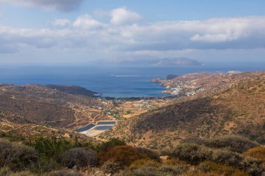 Chora manzarası, karakteristik beyaz binaları ve kıyı şeridi olan eski bir kasaba, dağ çevresi..