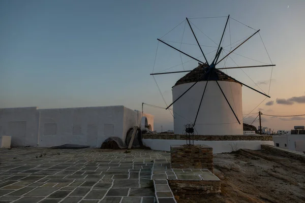 チョラ島 イオス島ギリシャ 9月2020 チョラのメイン広場に象徴的な 伝統的な風車 黄色の夕日 — ストック写真