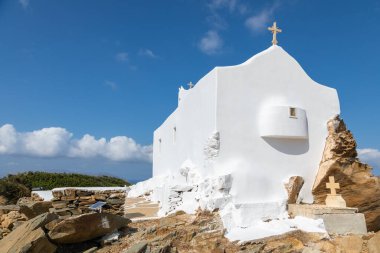 Eski Town Chora, Ios Adası, Yunanistan 'daki Rock Hill' de geleneksel beyaz şapel.
