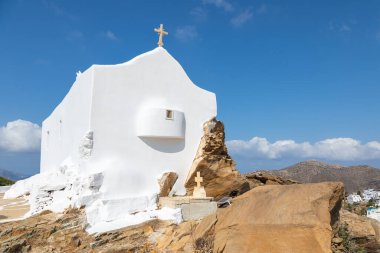 Eski Town Chora, Ios Adası, Yunanistan 'daki Rock Hill' de geleneksel beyaz şapel.