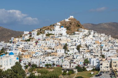 Chora, Ios Adası, Yunanistan 22 Eylül 2020: tepeden Chora 'daki geleneksel, beyaz, eski binaların manzarası. Güzel bir yaz günü.