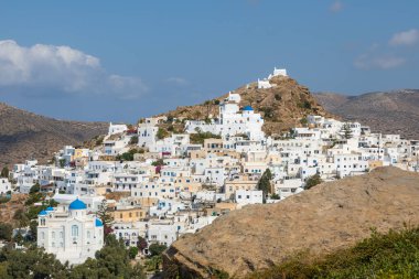 Chora, Ios Adası, Yunanistan 22 Eylül 2020: tepeden Chora 'daki geleneksel, beyaz, eski binaların manzarası. Güzel bir yaz günü.