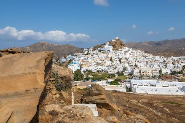 Chora, Ios Adası, Yunanistan 22 Eylül 2020: tepeden Chora 'daki geleneksel, beyaz, eski binaların manzarası. Güzel bir yaz günü.