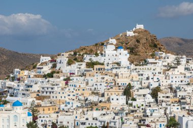 Chora, Ios Adası, Yunanistan 22 Eylül 2020: tepeden Chora 'daki geleneksel, beyaz, eski binaların manzarası. Güzel bir yaz günü.