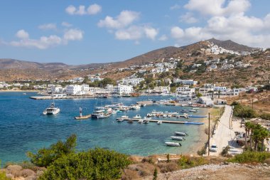 Chora, Ios Adası, Yunanistan 19 Eylül 2020 liman iskelesine demir atmış tekne ve yelkenli gemi. Tepelerdeki beyaz geleneksel binalar.