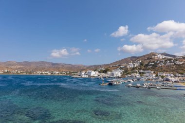 Chora, Ios Adası, Yunanistan 19 Eylül 2020 liman iskelesine demir atmış tekne ve yelkenli gemi. Tepelerdeki beyaz geleneksel binalar.