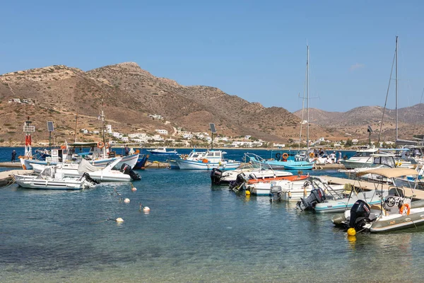 Chora Isola Ios Grecia Settembre 2020 Barche Velieri Ormeggiati Molo — Foto Stock