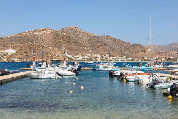 Chora Ios Island Greece Setembro 2020 Barcos Veleiros Atracados Cais — Fotografia de Stock