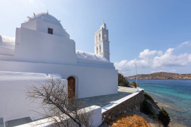 Agia Irini, Saint Irene, Yunan Ortodoks kilisesi, çan kulesiyle geleneksel beyaz bina. Güneşli güzel bir yaz günü. Chora, Ios Adası, Yunanistan.