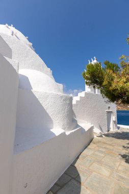 Agia Irini, Saint Irene, Yunan Ortodoks kilisesi, çan kulesiyle geleneksel beyaz bina. Güneşli güzel bir yaz günü. Chora, Ios Adası, Yunanistan.