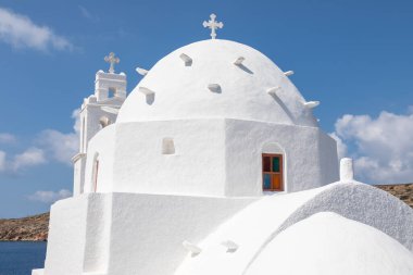 Agia Irini manzarası, Saint Irene, Yunan Ortodoks kilisesi, geleneksel beyaz bina. Güneşli güzel bir yaz günü. Chora, Ios Adası, Yunanistan.