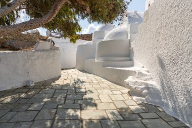 Agia Irini manzarası, Saint Irene, Yunan Ortodoks kilisesi, geleneksel beyaz bina. Güneşli güzel bir yaz günü. Chora, Ios Adası, Yunanistan.