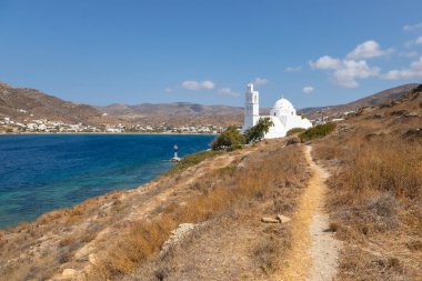 Agia Irini manzarası, Saint Irene, Yunan Ortodoks kilisesi, geleneksel beyaz bina. Güneşli güzel bir yaz günü. Chora, Ios Adası, Yunanistan.
