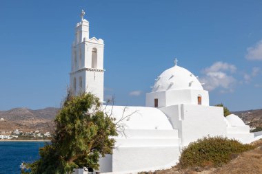 Agia Irini manzarası, Saint Irene, Yunan Ortodoks kilisesi, geleneksel beyaz bina. Güneşli güzel bir yaz günü. Chora, Ios Adası, Yunanistan.