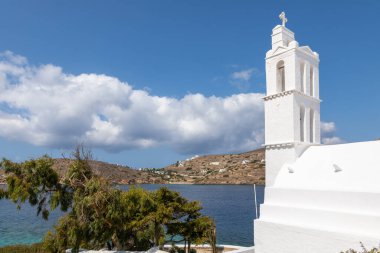 Agia Irini manzarası, Saint Irene, Yunan Ortodoks kilisesi, geleneksel beyaz bina. Güneşli güzel bir yaz günü. Chora, Ios Adası, Yunanistan.