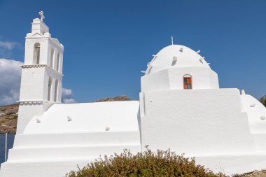 Agia Irini manzarası, Saint Irene, Yunan Ortodoks kilisesi, geleneksel beyaz bina. Güneşli güzel bir yaz günü. Chora, Ios Adası, Yunanistan.