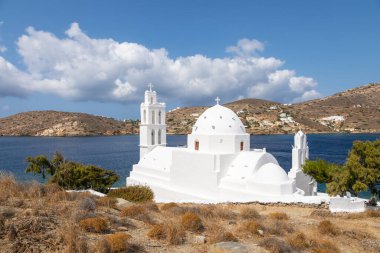 Agia Irini manzarası, Saint Irene, Yunan Ortodoks kilisesi, geleneksel beyaz bina. Güneşli güzel bir yaz günü. Chora, Ios Adası, Yunanistan.