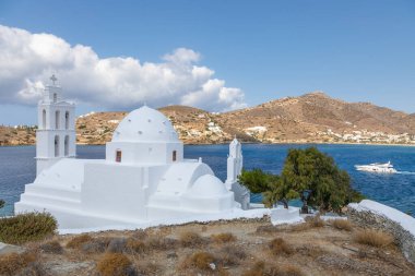Agia Irini manzarası, Saint Irene, Yunan Ortodoks kilisesi, geleneksel beyaz bina. Güneşli güzel bir yaz günü. Chora, Ios Adası, Yunanistan.