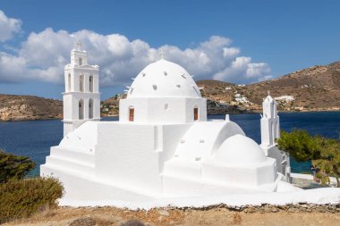 Agia Irini manzarası, Saint Irene, Yunan Ortodoks kilisesi, geleneksel beyaz bina. Güneşli güzel bir yaz günü. Chora, Ios Adası, Yunanistan.