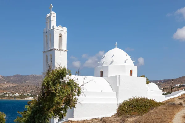 Agia Irini manzarası, Saint Irene, Yunan Ortodoks kilisesi, geleneksel beyaz bina. Güneşli güzel bir yaz günü. Chora, Ios Adası, Yunanistan.
