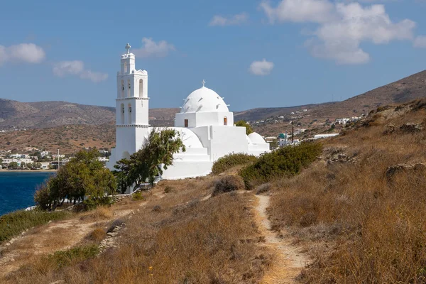 Agia Irini manzarası, Saint Irene, Yunan Ortodoks kilisesi, geleneksel beyaz bina. Güneşli güzel bir yaz günü. Chora, Ios Adası, Yunanistan.