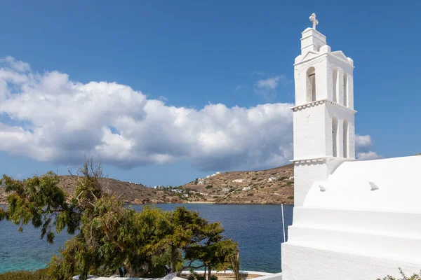Agia Irini manzarası, Saint Irene, Yunan Ortodoks kilisesi, geleneksel beyaz bina. Güneşli güzel bir yaz günü. Chora, Ios Adası, Yunanistan.