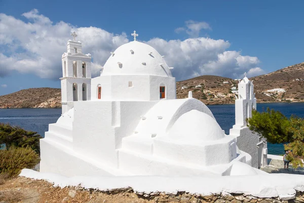 Agia Irini manzarası, Saint Irene, Yunan Ortodoks kilisesi, geleneksel beyaz bina. Güneşli güzel bir yaz günü. Chora, Ios Adası, Yunanistan.