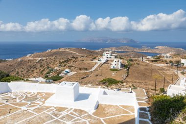 Ios Adası, Yunanistan - 22 Eylül 2020: Ege Denizi 'nin küçük bir körfezindeki karakteristik beyaz binaların manzarası. Ios Adası, Yunanistan.