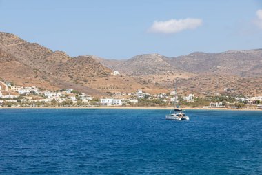 Chora, Ios Adası, Yunanistan 22 Eylül 2020, Catamaran Chora limanından ayrılıyor. Arkasında beyaz geleneksel binalar olan tepeler.