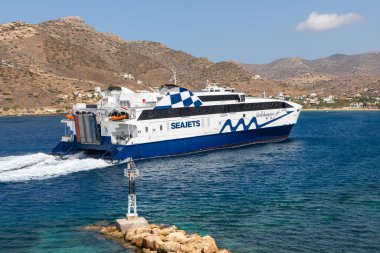 Chora, Ios Adası, Yunanistan 22 Eylül 2020 Ios Limanı manzarası. Limandan kalkan yolcu feribotu. Ön taraftaki küçük deniz feneri..
