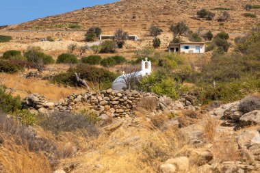 Tepenin yamacında geleneksel beyaz şapel, Ios Adası, Yunanistan.