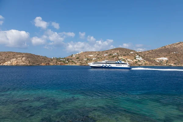 ギリシャ 2020年9月22日 イオス港の眺め 港を出発する旅客フェリー — ストック写真