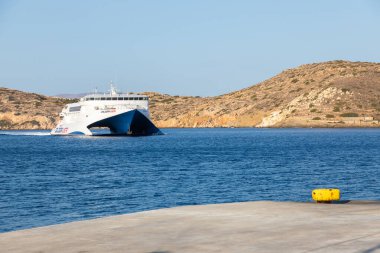 Chora, Ios Adası, Yunanistan - 23 Eylül 2020: Ios Limanı manzarası. Yolcu katamaranı limana giriyor.