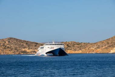Chora, Ios Adası, Yunanistan - 23 Eylül 2020: Ios Limanı manzarası. Yolcu katamaranı limana giriyor.